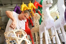 El pueblo de Phuc Am (distrito de Thuong Tin) se dedica a la fabricación de artículos votivos. (Fotografía: hanoimoi.vn)