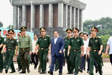 El primer ministro Pham Minh Chinh en la sesión de trabajo sobre la reparación periódica del Mausoleo del Presidente Ho Chi Minh. (Fotografía: Nhan Dan)