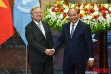 El presidente de Vietnam, Nguyen Xuan Phuc, da la bienvenida al secretario general de la ONU, Antonio Guterres. (Fotografía: Nhan Dan)