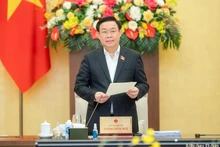 El presidente de la Asamblea Nacional de Vietnam, Vuong Dinh Hue, habla en la sesión. (Fotografía: Nhan Dan)