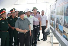 El primer ministro Pham Minh Chinh inspecciona el proyecto de la autopista Can Tho-Ca Mau. (Fotografía: VNA)