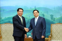 [Foto] Premier vietnamita recibe a gobernador de Vientián