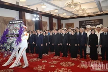 La delegación del Comité del Partido, el Consejo Popular, el Comité Popular y el Frente de la Patria de Vietnam en Ciudad Ho Chi Minh asiste a la ceremonia. (Fotografía: Nhan Dan)
