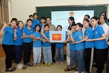 El primer ministro de Vietnam, Pham Minh Chinh, otorga un regalo a niños y adolescentes de una institución. (Fotografía: Nhan Dan)