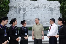 El presidente To Lam y representantes de minorías étnicas de Cao Bang en el relieve sobre 34 soldados de la Brigada de Propaganda Armada para la Liberación de Vietnam en la zona de reliquia nacional especial Bosque Tran Hung Dao. (Fotografía: VNA)