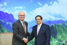 El primer ministro de Vietnam, Pham Minh Chinh (derecha), y el presidente de la SIA, John Neuffer. (Fotografía: Nhan Dan)