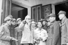El Presidente Ho Chi Minh visita a soldados aéreos en febrero en 1969. (Fotografía: VNA)