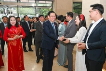 [Foto] Presidente del Parlamento vietnamita felicita por el Tet a órganos legislativos 