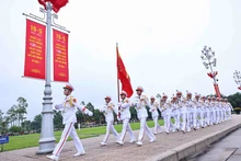[Foto] Acto de izamiento de bandera por 135 aniversario de natalicio de Presidente Ho Chi Minh
