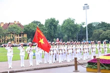 El 19 de mayo de 2025 se celebra de manera solemne una especial ceremonia de izamiento de la bandera en la histórica plaza de Ba Dinh, con motivo del 135º aniversario del natalicio del Presidente Ho Chi Minh. (Fotografía: Nhan Dan)