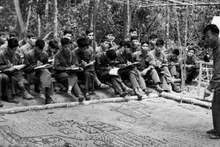 Soldados del Cuerpo de Pleime, en Gia Lai, discuten planes de ataque al enemigo. (Foto: Phu Tuan/VNA)