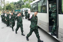Soldados vietnamitas abordan un coche con destino al Aeropuerto Internacional de Noi Bai para partir hacia Myanmar para participar en las actividades de socorro tras el terremoto en ese país. (Fotografía: VNA)