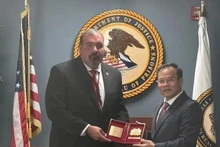 El viceministro de Seguridad Pública, Nguyen Van Long (derecha), y el subdirector interino de la División de Programas Correccionales de la BOP, Shane Salem, en su reunión en Washington. (Fotografía: VNA)