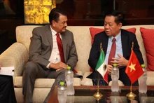 El presidente de la Comisión de Relaciones Exteriores de la Cámara de Diputados de México, Alfredo Femat Bañuelos, recibe al miembro del Secretariado del Comité Central del Partido Comunista de Vietnam y jefe de su Comisión de Comunicación y Educación, Nguyen Trong Nghia, durante la visita del dirigente vietnamita a México en agosto de 2023. (Foto de archivo de la VNA)