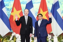 El primer ministro de Vietnam, Pham Minh Chinh, y el presidente del Parlamento de Finlandia, Jussi Halla-aho. (Fotografía: Nhan Dan)