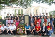 La comunidad vietnamita en Singapur deposita una ofrenda floral en la estatua del Presidente Ho Chi Minh. (Fotografía: VNA)