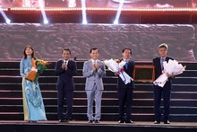 Representantes de las provincias de Ninh Thuan y Binh Thuan recibieron el certificado de la Unesco que reconoce el arte de la cerámica de la etnia de Cham en la Lista del Patrimonio Cultural Inmaterial que requiere medidas urgentes de salvaguardia. (Fotografía: VNA)
