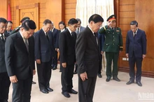 El secretario general del Partido Popular Revolucionario de Laos y presidente del país, Thongloun Sisoulith, rinde homenaje al expresidente Tran Duc Luong. (Fotografía: Nhan Dan)