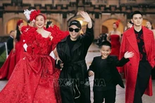 El diseñador Do Manh Cuong (traje negro) en el desfile de su colección. (Fotografía: VNA)