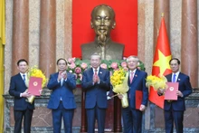 Entrega de decisiones de nombramiento a los tres nuevos vice primeros ministros. (Fotografía: Nhan Dan)