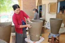 Producción de la cerámica Cham en la provincia vietnamita de Ninh Thuan. (Fotografía: VNA)