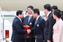 Acto de bienvenida al primer ministro Pham Minh Chinh en el aeropuerto de Hiroshima. (Fotografía: VNA)