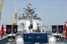 El contralmirante Gurcharan Singh (primero a la izquierda), jefe de la Flota del Este de la Armada de la India, proporciona información a la prensa sobre su visita de cortesía a Da Nang. (Fotografía: VNA)