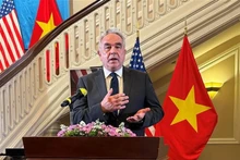 El subsecretario de Estado de Estados Unidos, Kurt Campbell, interviene en el acto. (Fotografía: VNA)