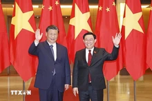 El presidente de la Asamblea Nacional de Vietnam, Vuong Dinh Hue (derecha), y el secretario general del Partido Comunista de China y presidente del país, Xi Jinping. (Fotografía: VNA)