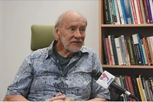 El profesor Hal Hill, de la Escuela de Políticas Públicas Crawford de la Universidad Nacional de Australia, en la entrevista. (Fotografía: VNA)
