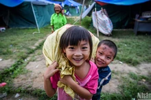 [Foto] Inocente alegría de niños sobrevivientes de deslizamientos de tierra en Lao Cai