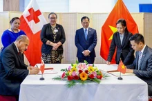 Ceremonia de firma del Comunicado Conjunto sobre el establecimiento de relaciones diplomáticas entre Vietnam y Tonga. (Fotografía: baoquocte.vn)