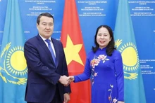 El primer ministro de Kazajstán, Alikhan Smailov, recibe a la vicepresidenta de Vietnam, Vo Thi Anh Xuan. (Fotografía: VNA)