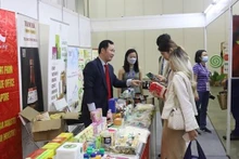 Cao Xuan Thang, representante de la Oficina Comercial de Vietnam en Singapur, en el evento. (Fotografía: VNA)