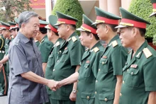 El presidente To Lam visita a la brigada de ingenieros 25. (Fotografía: VNA)