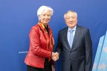El vice primer ministro permanente vietnamita Nguyen Hoa Binh se reúne con la presidenta del Banco Central Europeo, Christine Lagarde. (Fotografía: VGP)