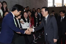 El presidente de Vietnam, Vo Van Thuong, y estudiantes de la Universidad de Kyushu. (Fotografía: VNA)