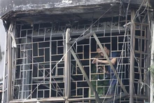 Fuerzas pertinentes en el segundo piso de la vivienda donde ocurrió el incendio. (Fotografía: VNA)