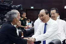 El presidente Nguyen Xuan Phuc y delegados al seminario. (Fotografía: VNA)