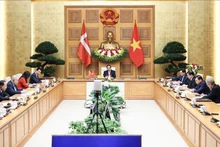 El primer ministro de Vietnam, Pham Minh Chinh, mantiene una conversación en línea con su homóloga danesa, Mette Frederiksen. (Fotografía: VNA)