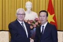 El presidente de Vietnam, Vo Van Thuong (derecha), recibe al fiscal general de Hungría, Péter Polt. (Fotografía: VNA)