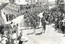 Las tropas revolucionarias marchan hacia Hanói para recuperar la capital de las fuerzas de ocupación francesas, el 10 de octubre de 1954. (Fotografía: Archivo de VNA)