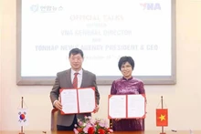 La directora general de la Agencia Vietnamita de Noticias (VNA), Vu Viet Trang, y el presidente y director general de la Agencia de noticias Yonhap de Corea del Sur, Hwang Dae-il. (Fotografía: VNA)