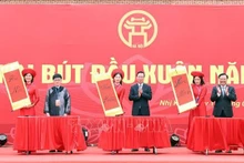 El presidente de Vietnam, Vo Van Thuong, en el acto de comienzo de escritura en el Año Nuevo Lunar en la provincia de Hai Duong. (Fotografía: VNA)