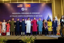 Maestros voluntarios estadounidenses vestidos con Ao Dai vietnamita en ceremonia de juramento. (Fotografía: Embajada estadounidense en Hanói)