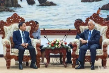 En la reunión entre Dinh Nhu Hoan, redactor subjefe de Nhan Dan (izquierda), y Khamphan Pheuyavong, secretario del Comité Central del Partido Popular Revolucionario de Laos, jefe de su Departamento de Propaganda y Entrenamiento y presidente del Consejo Teórico Central. (Fotografía: Nhan Dan)