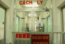 Las localidades vietnamitas se enfrascan en monitorear las actividades de aislamiento y tratamiento de pacientes del Covid-19. (Fotografía: VNA)
