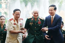 El presidente de Vietnam, Vo Van Thuong (primero a la derecha), se reúne con representantes del Comité de Enlace del Frente de Batalla B3-Tay Nguyen, de la Legión 3, (Fotografía: VNA)