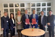 La Cancillería vietnamita y la Academia de Derecho Internacional de La Haya firman un memorando de entendimiento sobre la capacitación de expertos legales. (Fotografía: VNA)