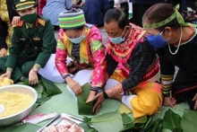 Miembros de etnias minoritarias y soldados participan en el programa. (Fotografía: Cultura étnica vietnamita-Aldea turística)